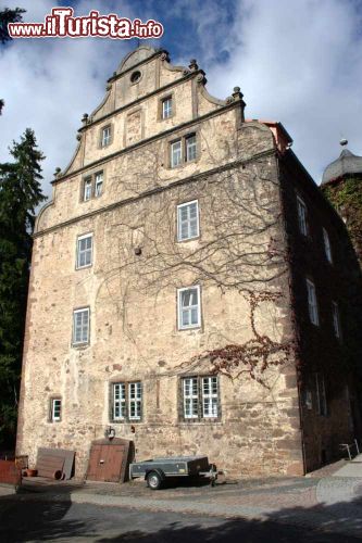 Immagine Il palazzo Hinterburg Seniorenstift a Schlitz, Germania - Uno dei cinque castelli della città di Schlitz. Con la libertà municipale e il diritto a commerciare, l'aspetto di questa cittadina mutò notevolmente tant'è che le fortificazioni furono ben presto trasformate in residenze e le mura e i fossati smantellati in gran parte