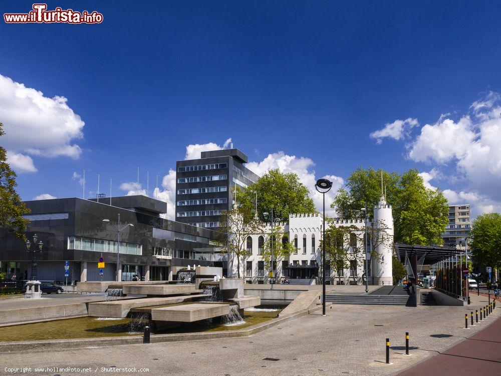 Immagine Il Palazzo Municipale con fontana e il castello neogotico di Tilburg (Olanda) in una giornata di primavera - © www.hollandfoto.net / Shutterstock.com