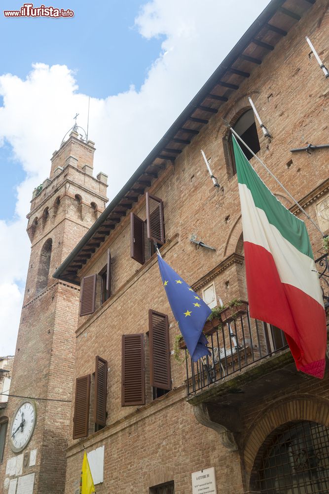 Immagine Il Palazzo Municipale del Comune di Buonconvento, Tocana, con le bandiere al balcone.
