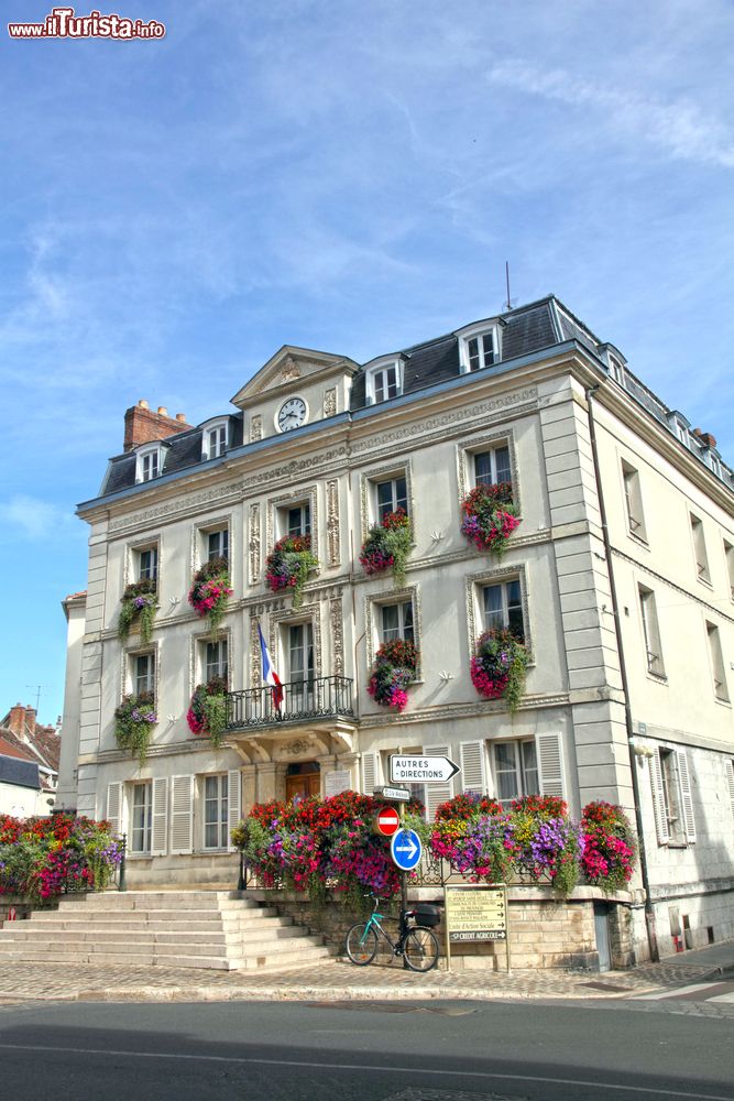 Immagine Il Palazzo Municipale della città di Provins, Francia, in una giornata di sole.