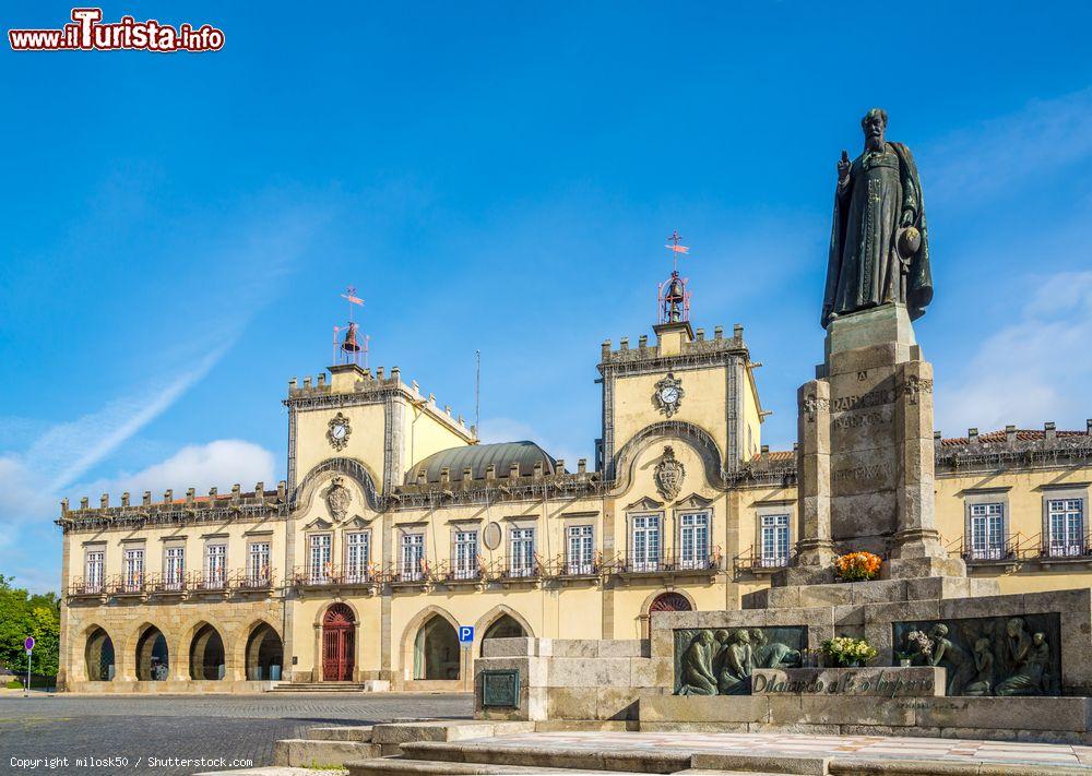 Immagine Il Palazzo Municipale di Barcelos, distretto di Braga, Portogallo. Il simbolo cittadino è il gallo, chiamato in portoghese Galo de Barcelos - © milosk50 / Shutterstock.com