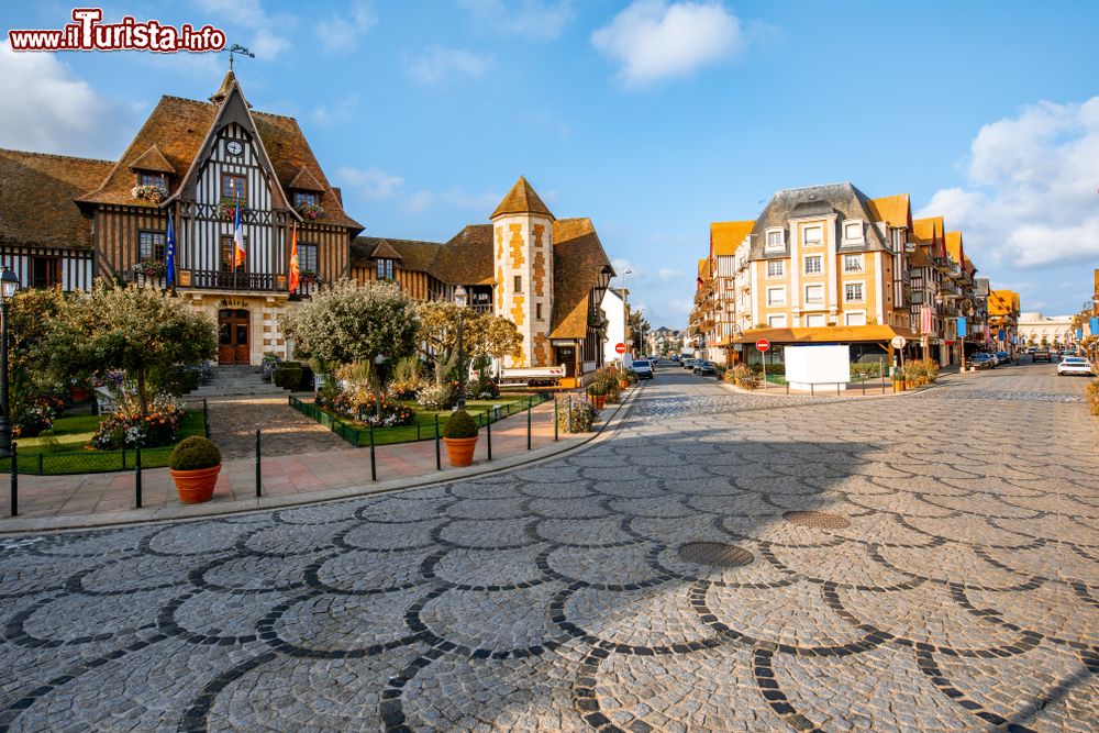 Immagine Il Palazzo Municipale di Deauville, Normandia, alle prime luci del mattino (Francia).