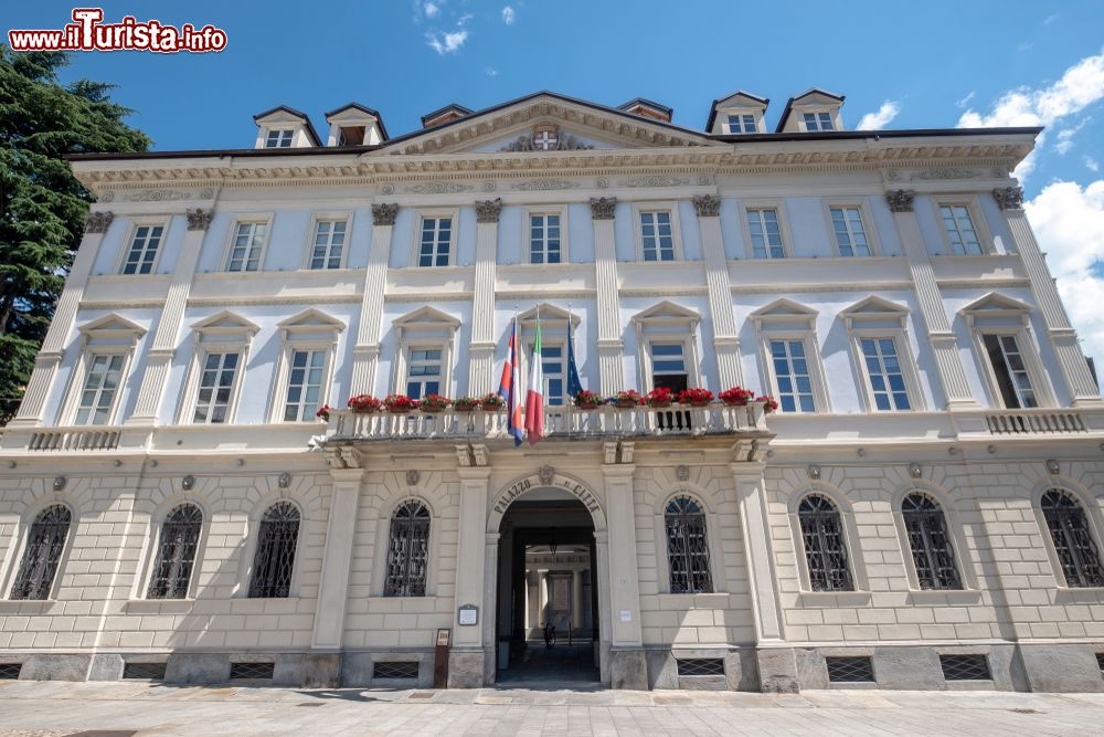 Immagine Il Palazzo Municipale di Domodossola, Piemonte, in una giornata di sole.