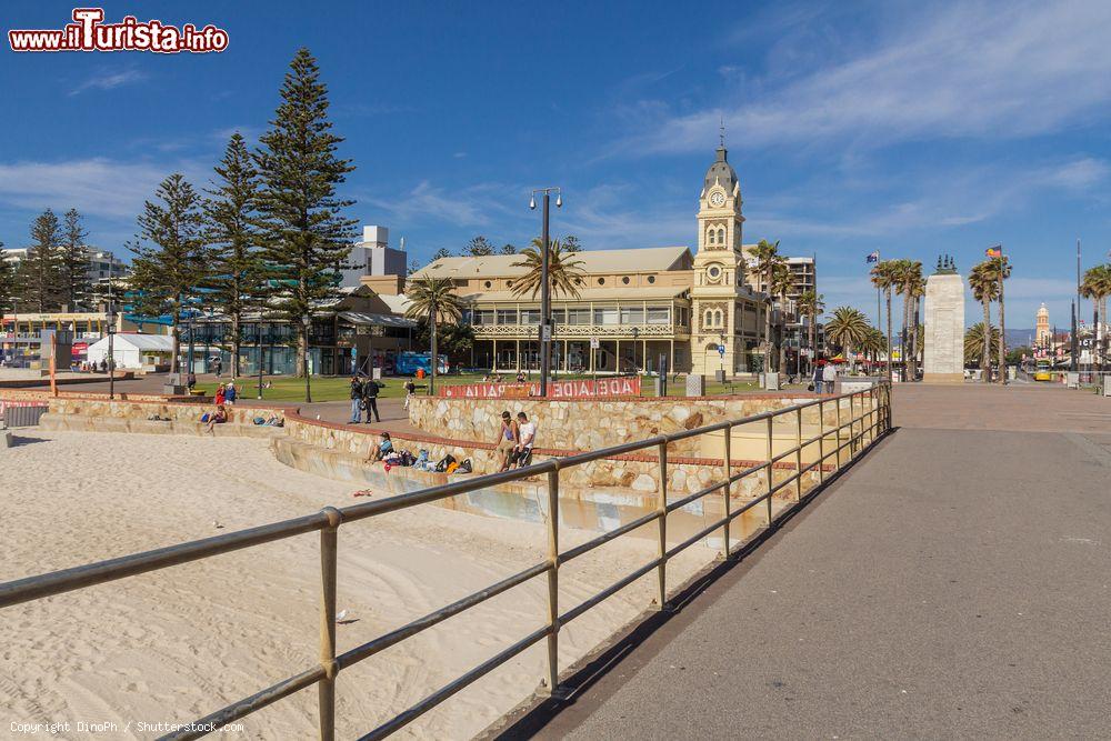 Immagine Il Palazzo Municipale di Glenelg, sobborgo di Adelaide, in Moseley Square, Australia  - © DinoPh / Shutterstock.com