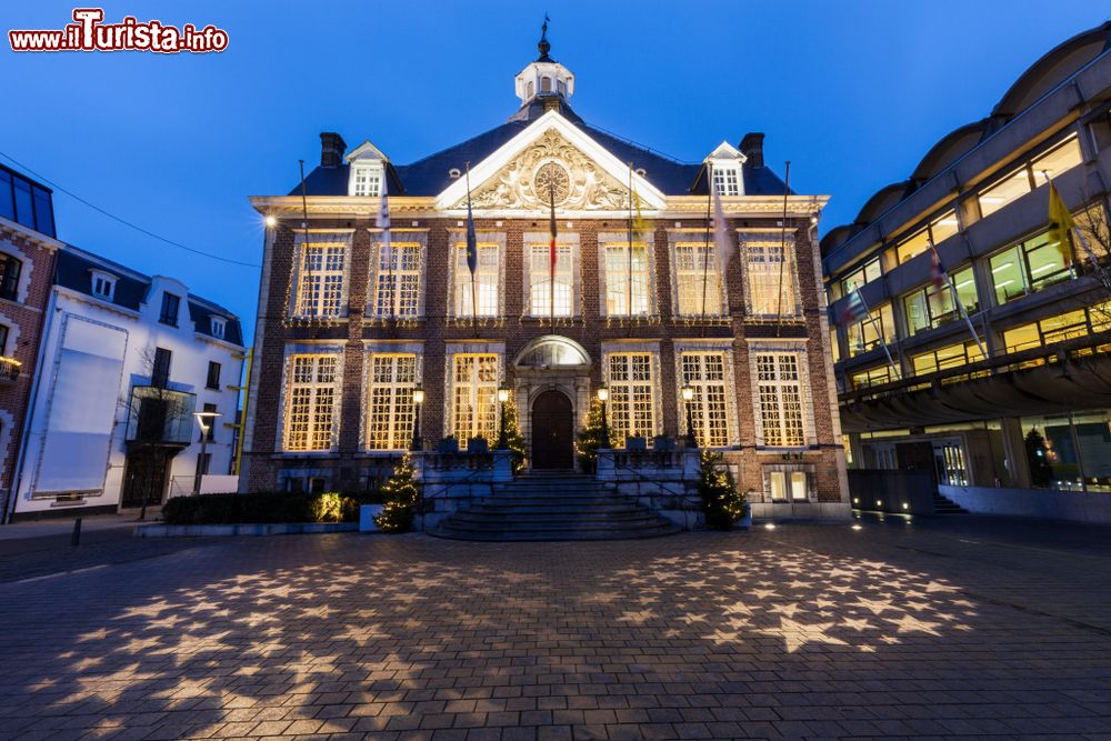 Immagine Il Palazzo Municipale di Hasselt (Belgio) fotografato di notte. In questa immagine, l'edificio è illuminato e decorato in occasione delle feste natalizie.