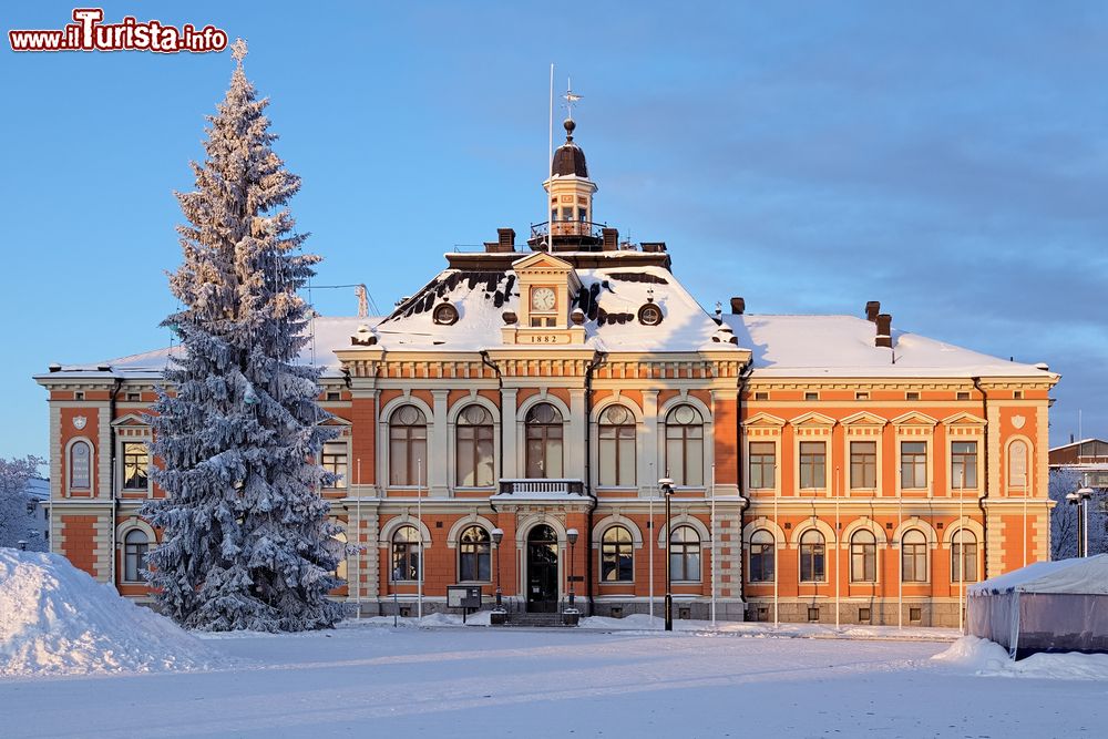 Immagine Il Palazzo Municipale di Kuopio in Market Square fotografato in inverno, Finlandia. A fianco del palazzo, il tradizionale albero allestito per le feste natalizie.