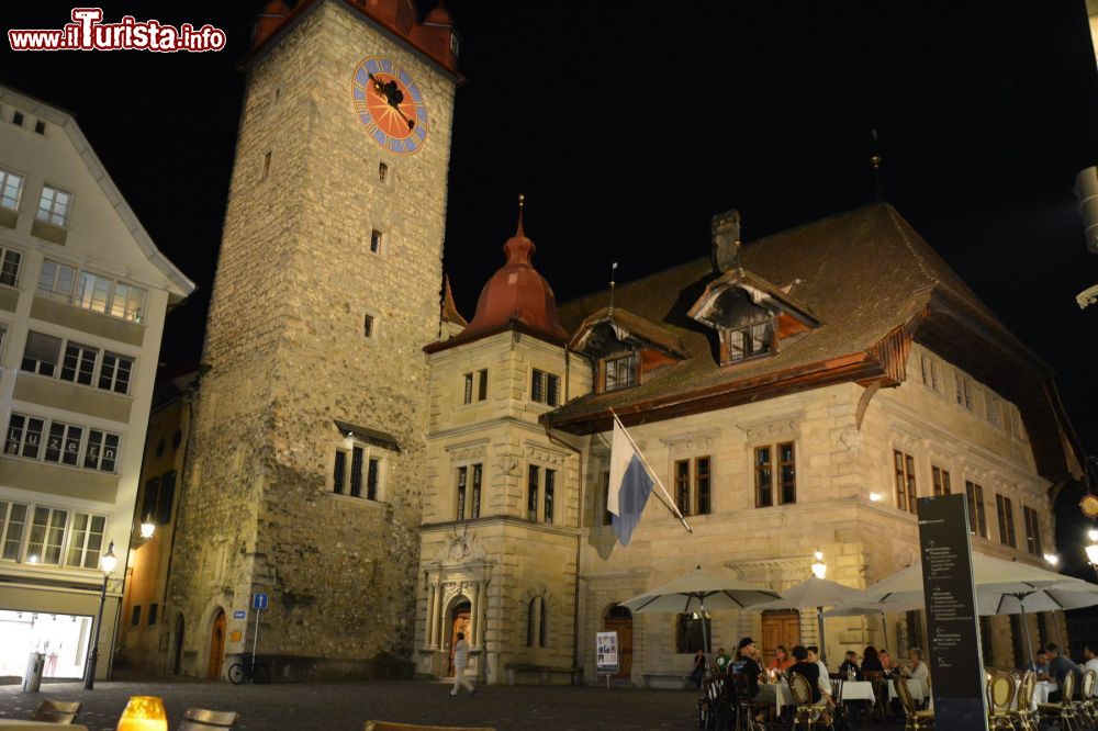 Immagine Il Palazzo Municipale di Lucerna con la torre dell'orologio by night, Svizzera.