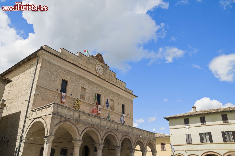 Immagine Il Palazzo Municipale di Montefalco, Umbria. Chiamato anticamente Palazzo del Popolo, questo edificio fu costruito nel 1270 e sucessivamente ampliato su tutto il lato sinistro nel corso del XV° secolo. Sopra il Municipio si eleva la torre campanaria a cui si può accedere per ammirare lo splendido panorama.