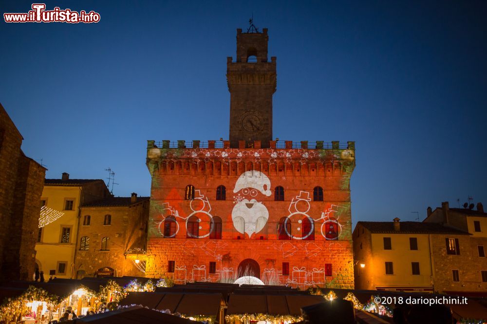 Immagine Il Palazzo Municipale di Montepulciano, Siena, Toscana: durante le festività natalizie la facciata viene abbellita da luminarie colorate.