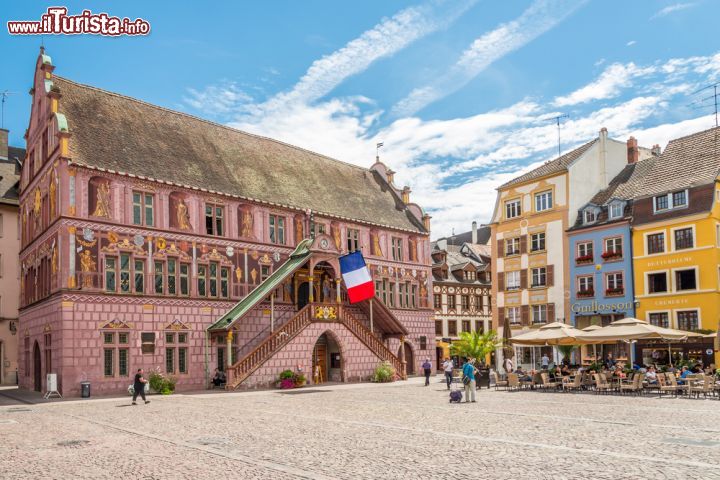 Immagine Il Palazzo Municipale di Mulhouse, Alsazia, Francia. L'Hotel de Ville è un bell'edificio ins tile rinascimentale ricostruito nel 1551 dopo un incendio - © 323233172 / Shutterstock.com