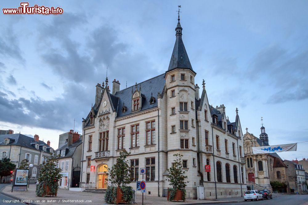Immagine Il Palazzo Municipale di Nevers dopo il tramonto, Borgogna-Franca Contea (Francia) - © Dennis van de Water / Shutterstock.com