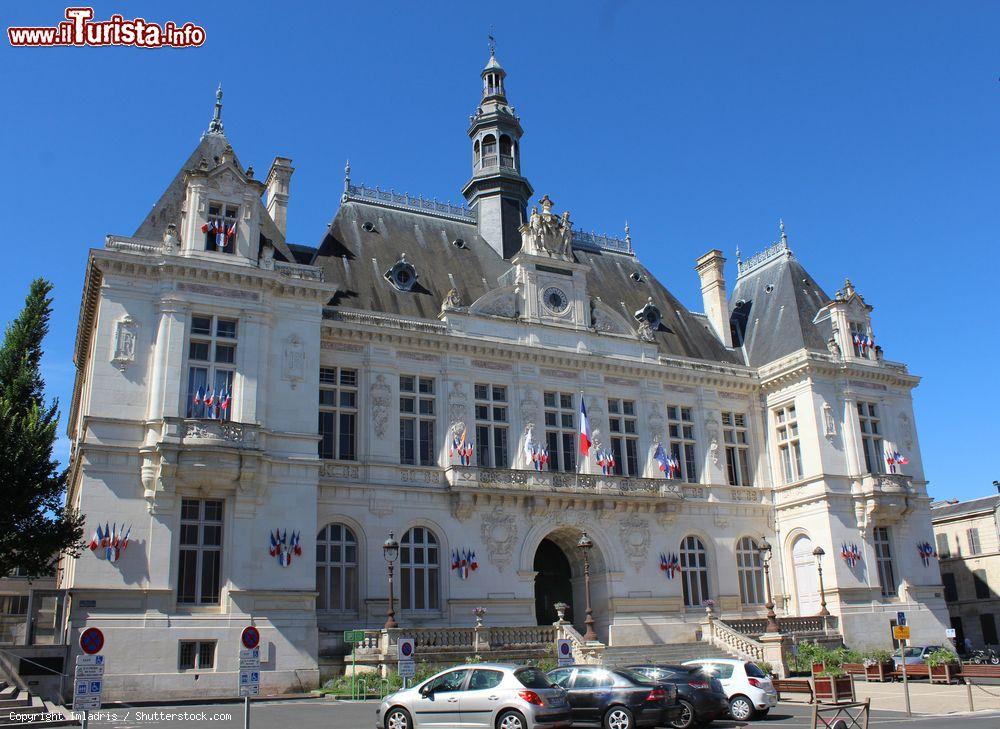 Immagine Il Palazzo Municipale di Niort, Francia. Realizzato con pietre bianche, l'elegante edificio ospita il centro amministrativo della città. - © Imladris / Shutterstock.com