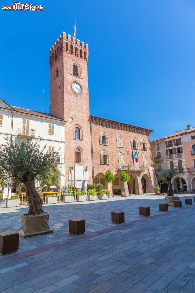 Immagine Il Palazzo Municipale di Nizza Monferrato (Asti) con la torre in Piazza Martiri di Alessandria, Piemonte. 
