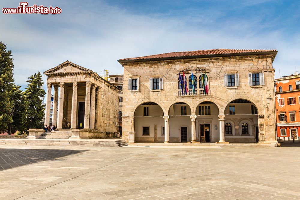 Immagine Il Palazzo Municipale di Pola, Croazia, con il tempio di Augusto. L'edificio che ospita al suo interno la sede del Municipio venne ultimato nel 1296.