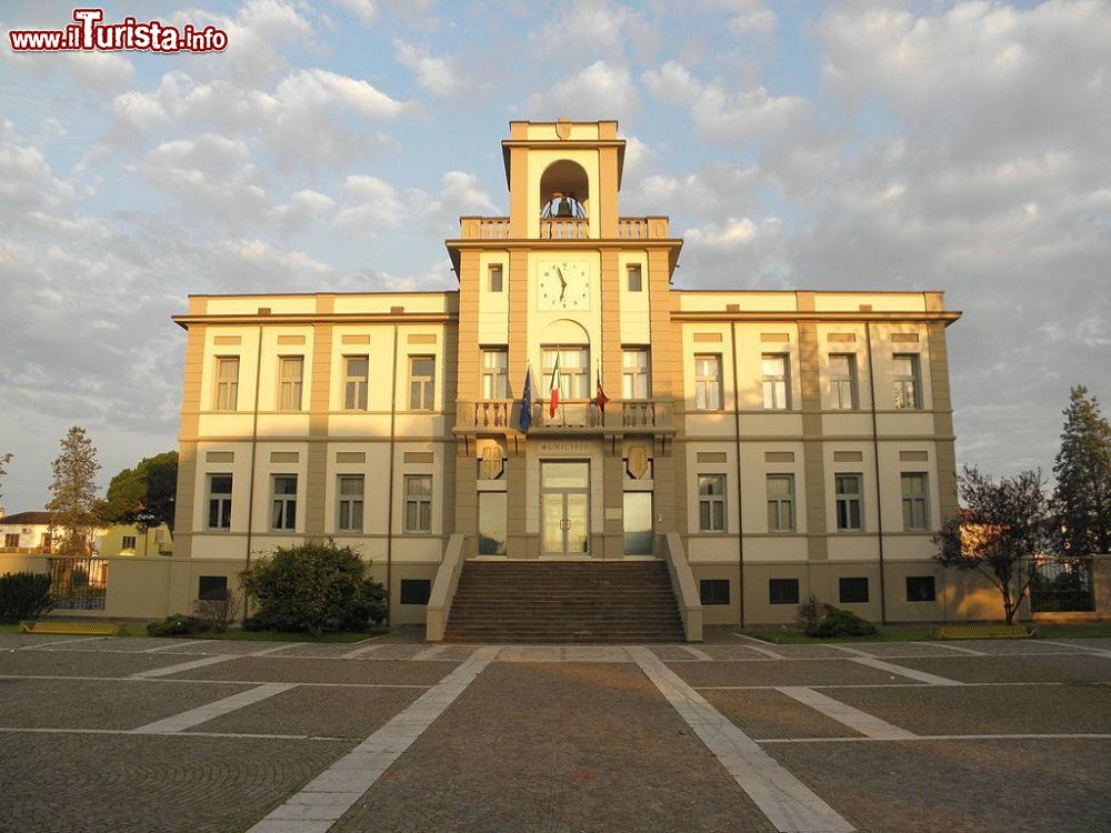 Immagine Il Palazzo Municipale di Porto Viro al tramonto in Veneto - © Threecharlie - CC BY-SA 3.0, Wikipedia