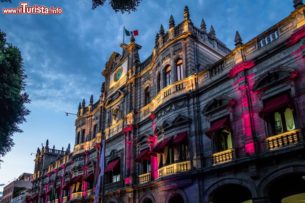 Immagine Il Palazzo Municipale di Puebla, Messico, illuminato di notte da luci colorate.