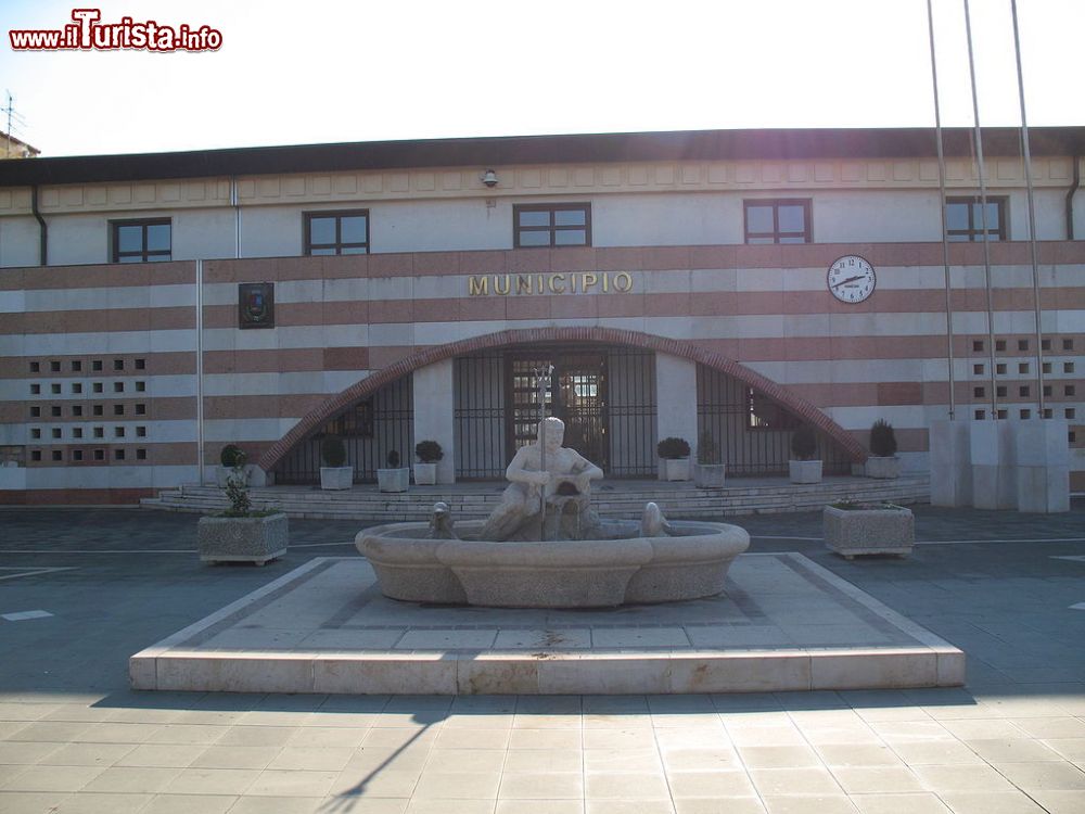 Immagine Il palazzo municipale di San Ferdinando, Calabria. Si trova in piazza Generale Nunziante.