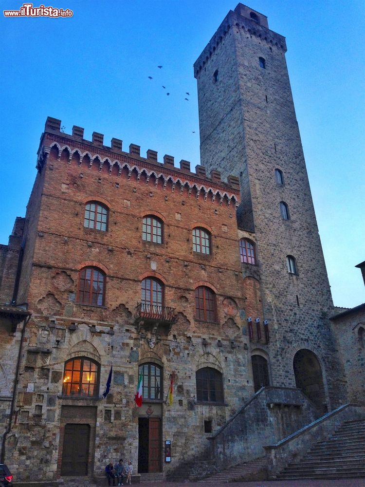 Immagine Il Palazzo Municipale di San Gimignano, Siena, Toscana. Noto anche come Palazzo del Popolo e Palazzo Nuovo del Podestà, questo edificio costruito nel 1288 si trova in piazza del Duomo fra la Torre Grossa e la loggia del Comune. Ai piani superiori ospita il Museo Civico con opere d'arte dellea scuola fiorentina e senese dal XIII° al XVI° secolo.