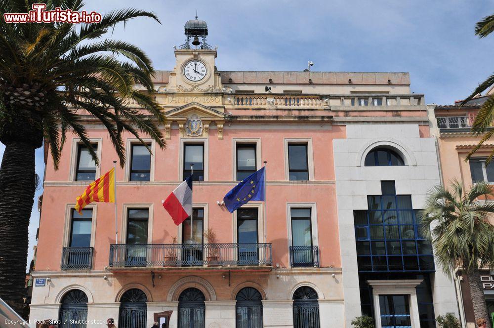 Immagine Il Palazzo Municipale di Sanary-sur-Mer (Francia) con la facciata color rosa - © Pack-Shot / Shutterstock.com