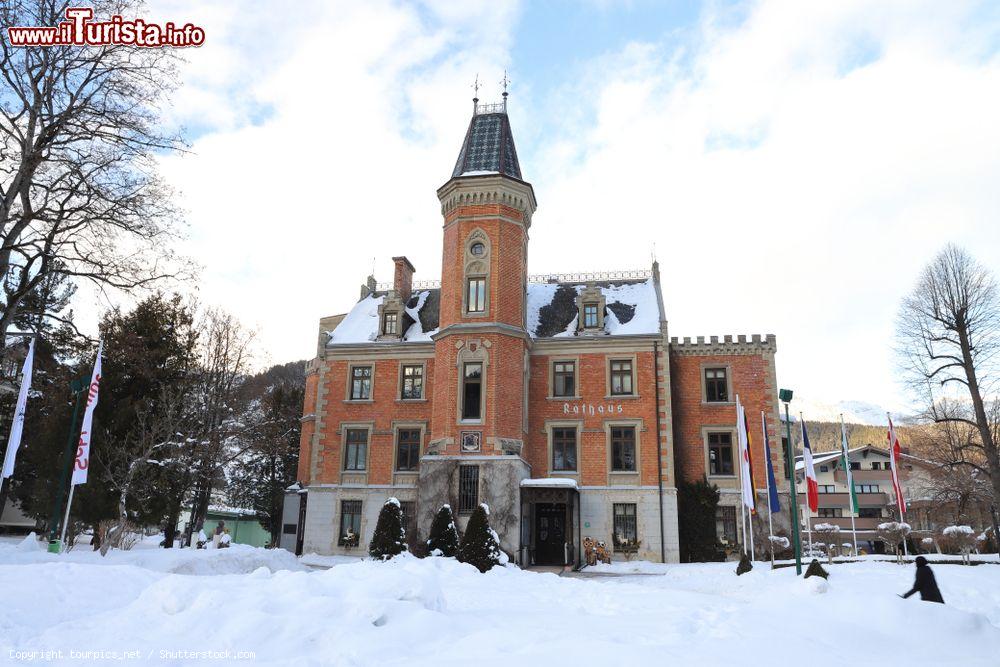 Immagine Il Palazzo Municipale di Schladming, Stiria, Austria, fotografato in inverno con la neve - © tourpics_net / Shutterstock.com