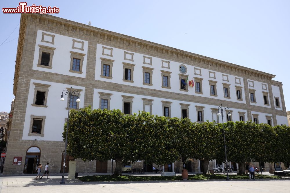 Immagine Il Palazzo Municipale di Sciacca, Sicilia. Eretto nel 1613 dai Gesuiti, divenne demanio dello Stato dopo la proclamazione del Regno d'Italia. L'edificio, che si presenta con forme tardo rinascimentali, si sviluppa attorno a due grandi atri. Il secondo piano della struttura venne terminato nella seconda metà del 1900.