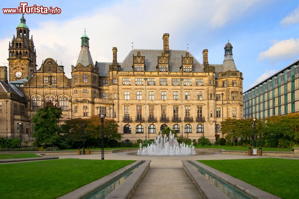 Immagine Il Palazzo Municipale di Sheffield, Inghilterra: questo maestoso edificio è circondato da giardini verdi mentre davanti all'ingresso si trova una bella fontana.