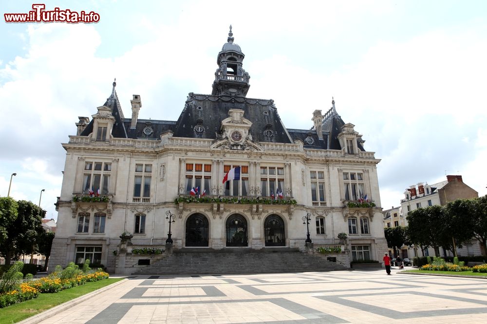Immagine Il Palazzo Municipale di Vichy, Francia, con la bella scalinata.