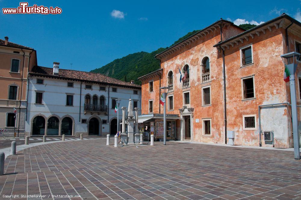 Immagine Il Palazzo Municipale di Vittorio Veneto, provincia di Treviso, con le bandiere al balcone  - © Ghischeforever / Shutterstock.com