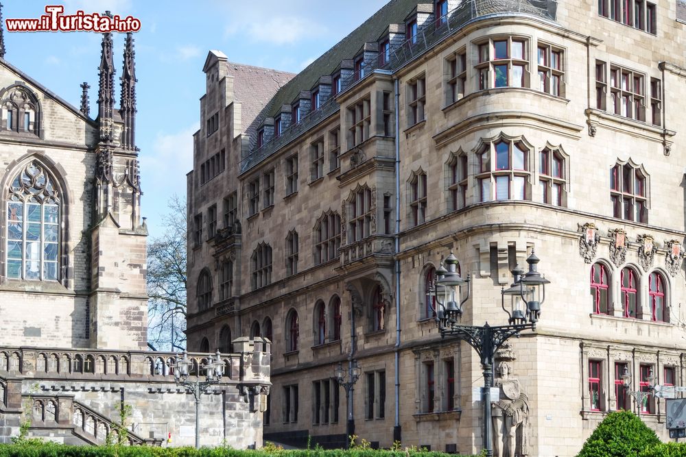 Immagine Il Palazzo Municipale e la chiesa del Salvatore a Duisburg, Germania. L'edificio religioso risale al IX° secolo ma venne ricostruito 4 secoli dopo per via di un incendio che lo distrusse. Sorge in Burgplatz.