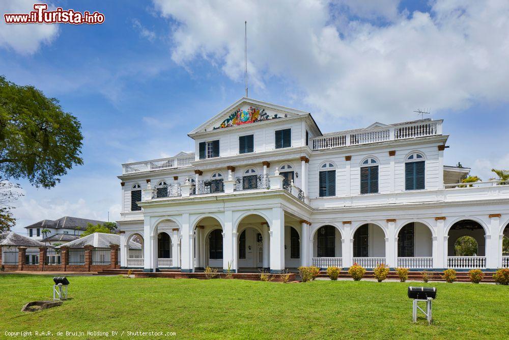 Immagine Il Palazzo Presidenziale a Independence Square nella città di Paramaribo, Suriname, America Meridionale. E' uno degli edifici storici della capitale  - © R.A.R. de Bruijn Holding BV / Shutterstock.com