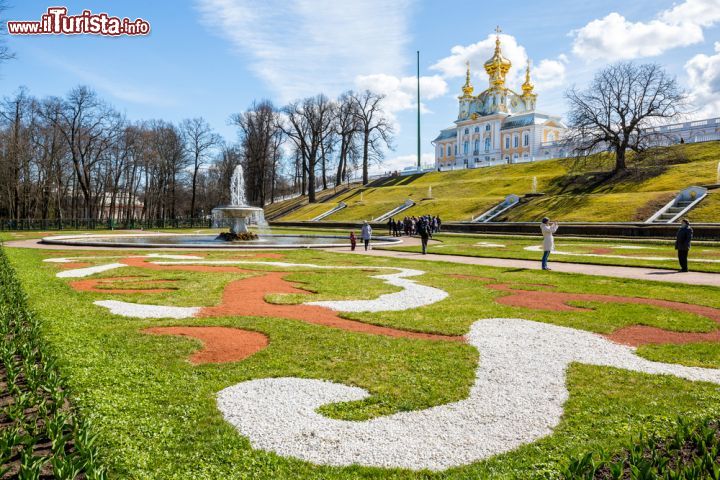 Immagine  Il Palazzo Reale e il giardino di Peterhof, a Petergof in Russia - © Piith Hant / Shutterstock.com