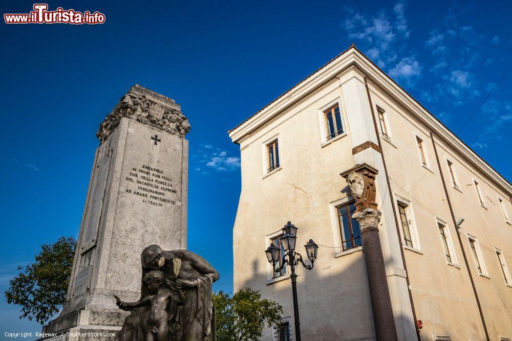 Immagine Il Palazzo Rospigliosi e il memoriale di guerra in centro a Zagarolo di Roma - © Ragemax / Shutterstock.com