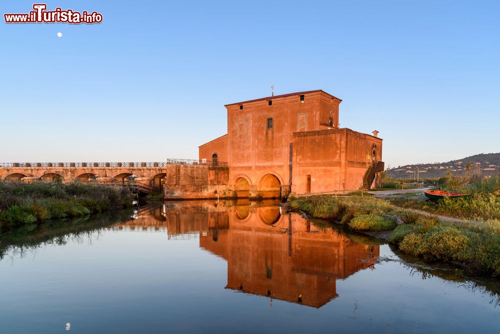 Immagine Il palazzo rosso nella riserva naturale di Diaccia Botrona, Castiglione della Pescaia (Toscana). Questa costruzione del XVIII° secolo si trova all'estremità occidentale dell'area verde ed è nota anche come Casa Ximenes, dal nome del matematico e ingegnere che la fece costruire.