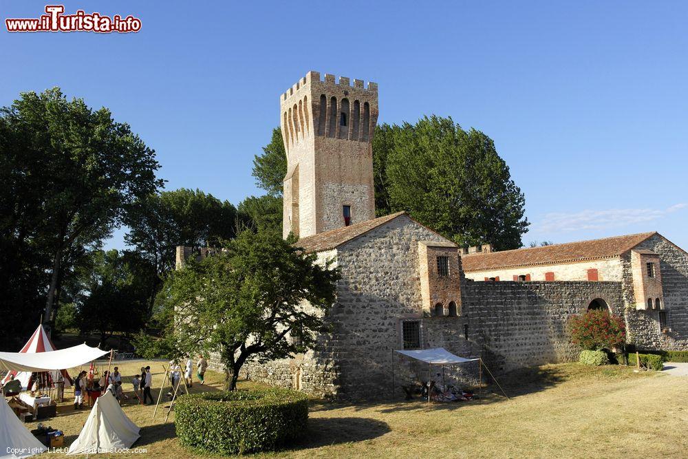 Immagine Il Palio dello Sparviero al Castello di San Martino della Vaneza - © LIeLO / Shutterstock.com