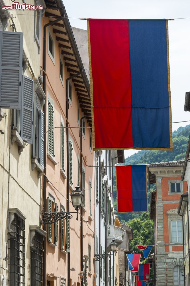 Immagine Il palio di Cagli: le bandiere dei Rioni nel centro storico del borgo delle Marche