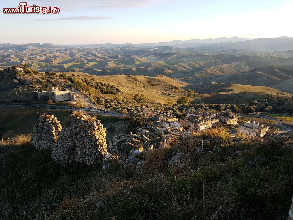 Immagine Il panorama che si ammira da Craco, Matera, Basilicata. I comuni limitrofi a Craco sono Pisticci, San Mauro Forte, Ferrandina, Stigliano e Montalbano Jonico.