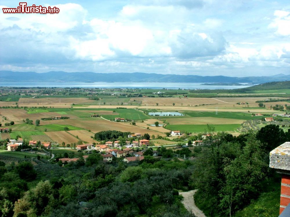 Immagine Il panorama che si gode da Panicarola, sul Lago Trasimeno fino all'Isola Polvese - © www.lambojack.com