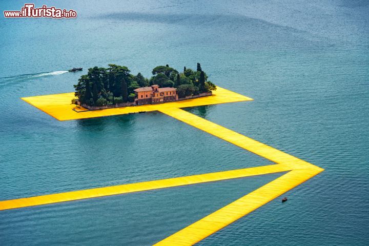 Immagine Il panorama da Monte Isola: le floating Piers di Christo e l'Isola di San Paolo sul lago di Iseo - © michelangeloop / Shutterstock.com