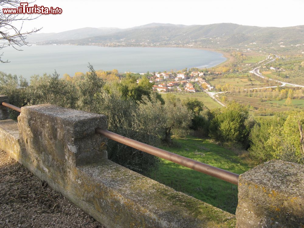 Immagine Il panorama da Montecolognola in direzione del Lago Trasimeno in Umbria - © Demeester - CC BY-SA 3.0, Wikipedia