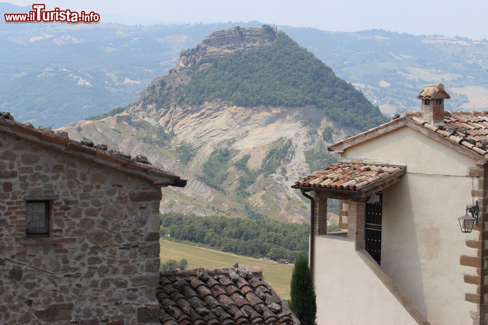 Immagine Il panorama da Talamello verso la Rocca di Maioletto in Romagna