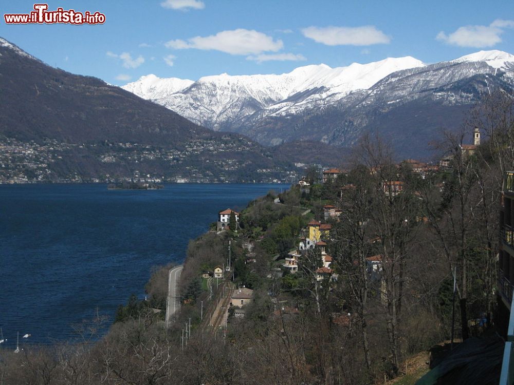 Immagine Il panorama fotografato da Tronzano Lago Maggiore, la stazione ferroviaria, la frazione di Pino e le montagne della Svizzera