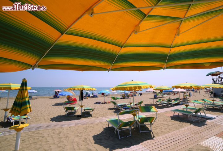 Immagine Il panorama da un ombrellone sulla spiaggia di Gatteo a Mare, la località della costa romagnola