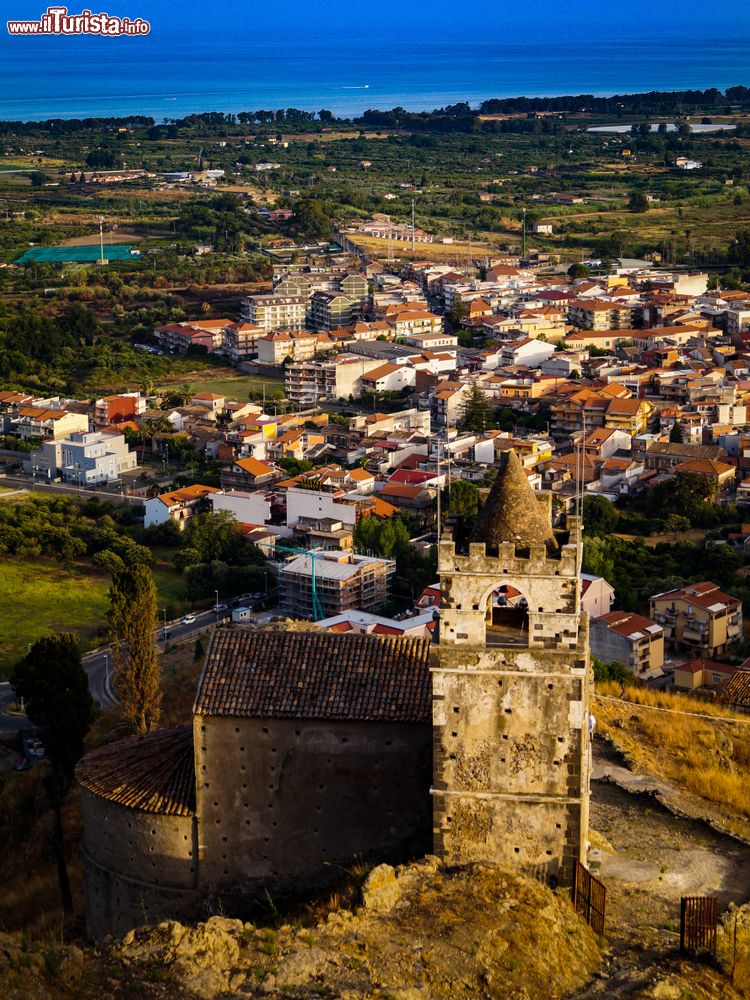 Immagine Il panorama dal castello di Calatabiano verso il borgo della Sicilia, con la Chiesa di San Nicolò e il mar Ionio 