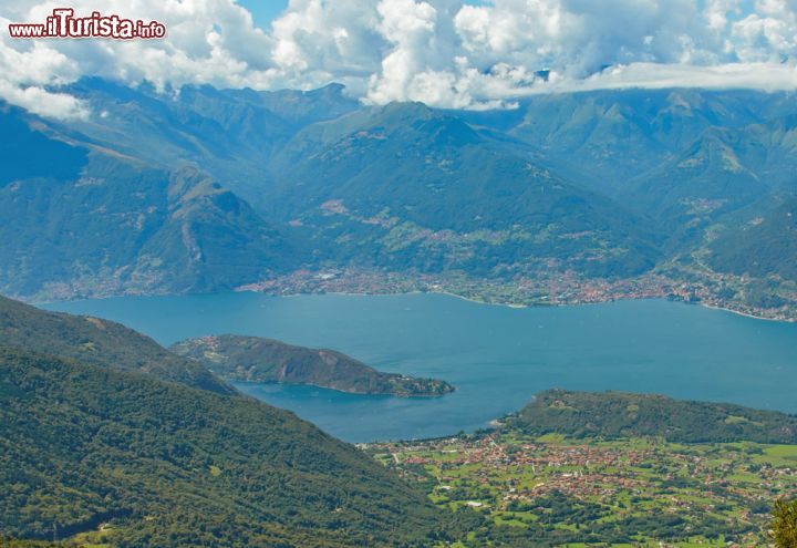 Immagine Il panorama dal monte Legnone (Lombardia): in primo piano il laghetto di Piona, sulla riva opposta Dongo sul lago di Como - © Scisetti Alfio / Shutterstock.com