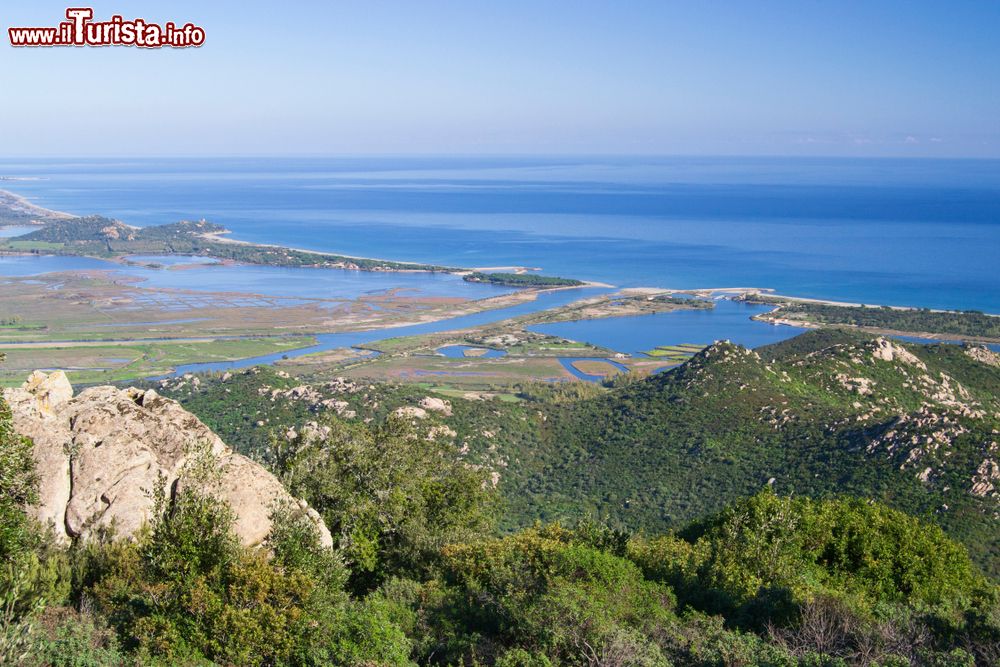 Immagine Il panorama dal Monte Liuru in Sardegna con vista sulla costa di Muravera