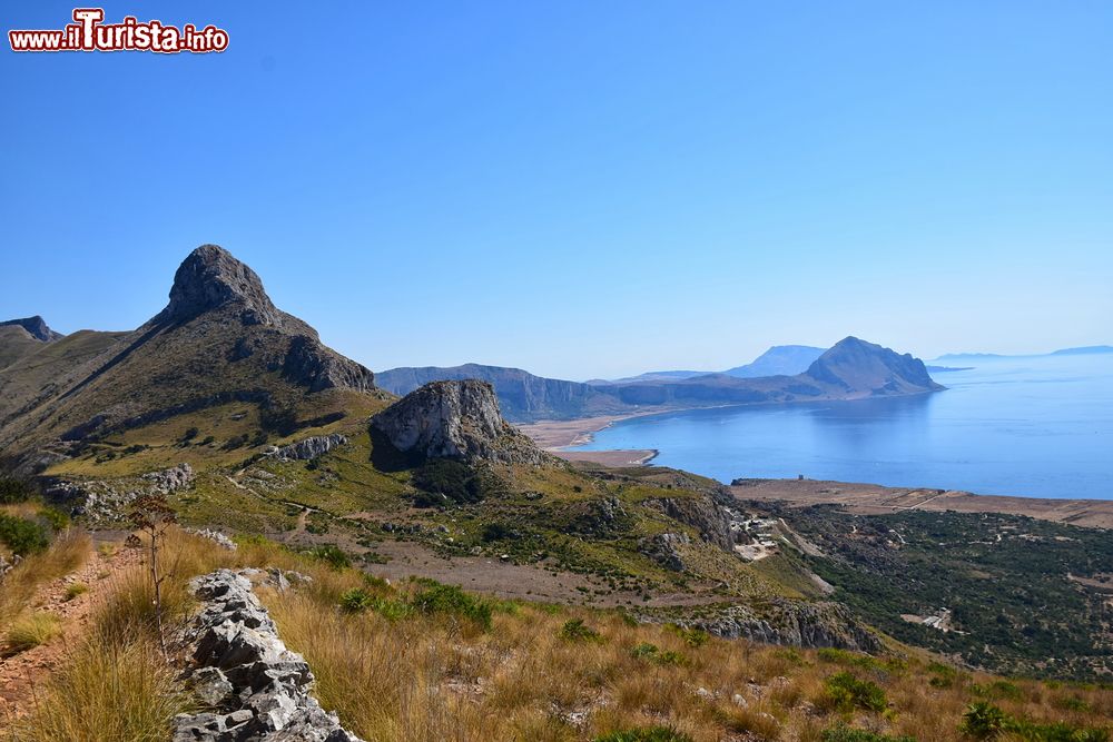 Immagine Il panorama dal Monte Monaco appena sopra San Vito Lo Capo. Le Egadi in lontananza.
