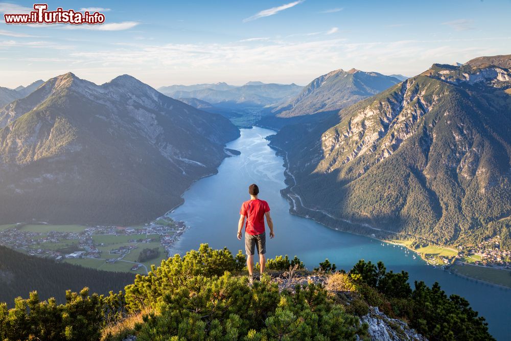 Immagine Il panorama dalla montagna che sovrasta Jenbach e il lago Achensee in Tirolo, Austria