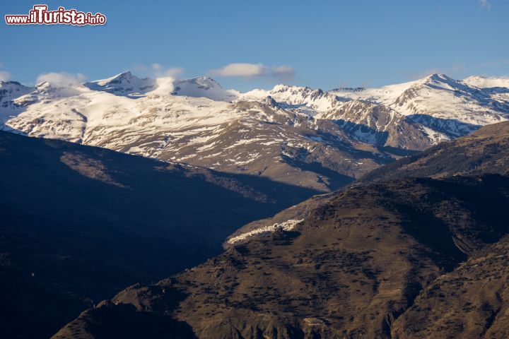 Immagine Il panorama dalle montagne delle Alpujarras. Siamo nella provincia di Granada, in Andalusia, alle pendici della Sierra Nevada che si vede in lontananza - © Javier Garcia / Shutterstock.com