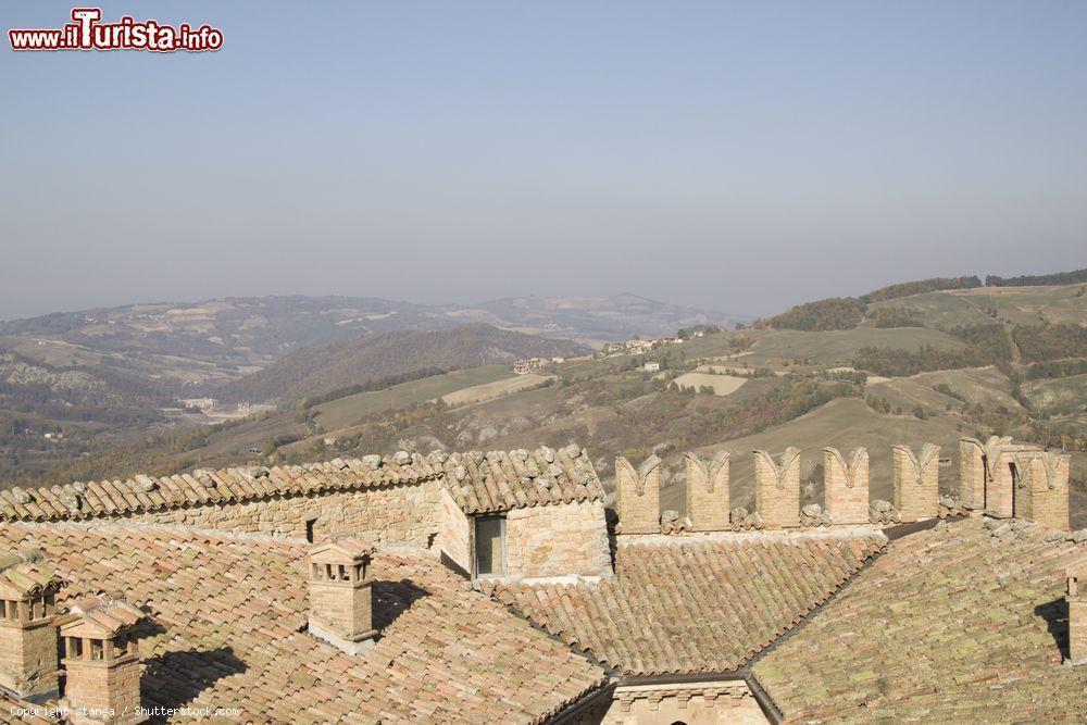 Immagine Il panorama dei tetti del borgo medievale di Zavattarello in provincia di Pavia in Lombardia - © stanga / Shutterstock.com