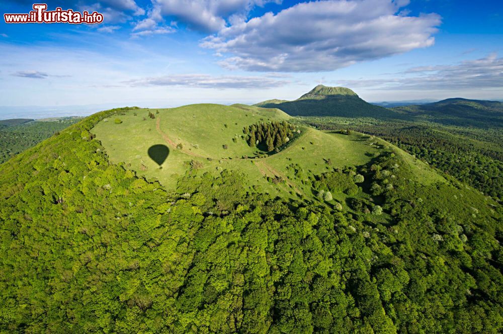 Immagine Il panorama dei vulcani spenti dell'Alvernia, Massiccio Centrale, Francia - © Gerard Fayet